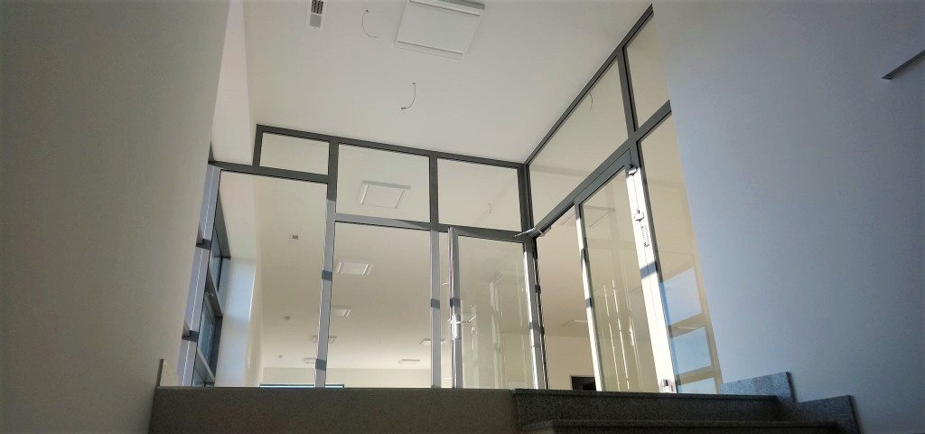 Fasada aluminiowo szklana, ścianki wewnętrzne. Realizacja Bielsko-Biała